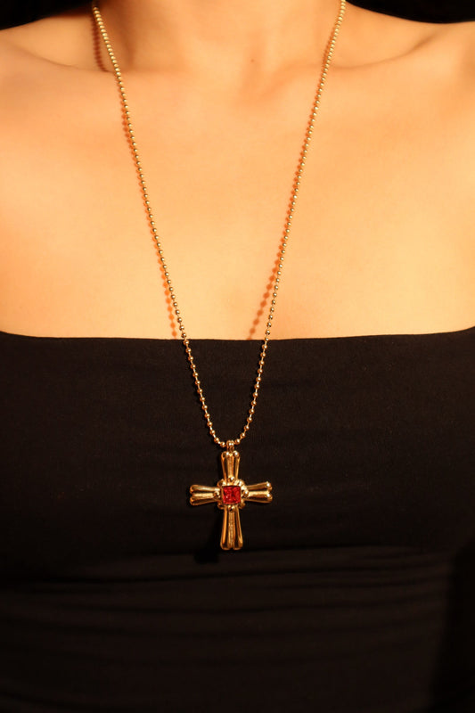 Collar con cruz de acero inoxidable y gema roja