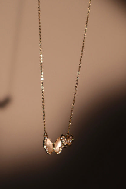 Collar con mariposa de concha doble
