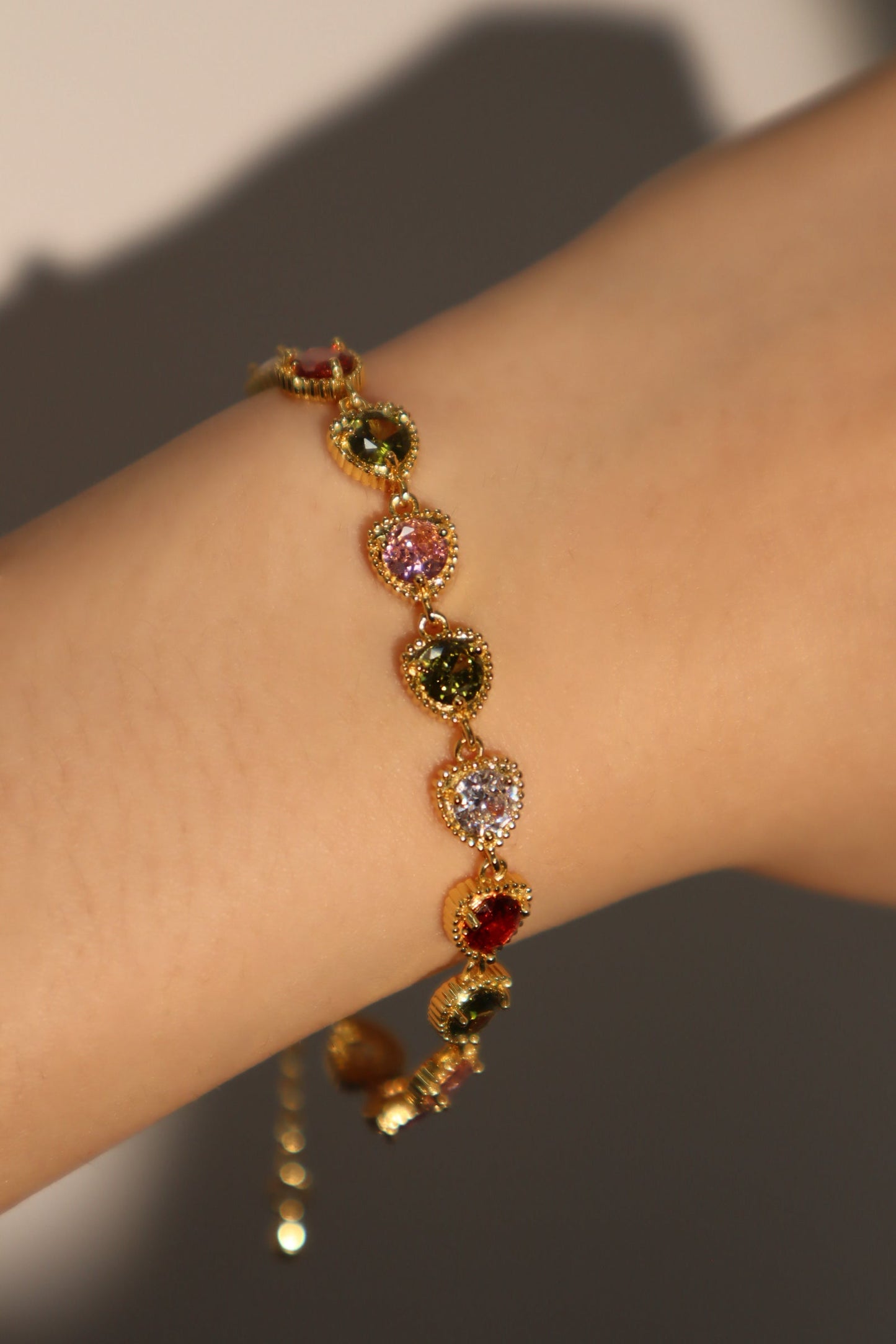 Pulsera con piedras preciosas de colores en forma de corazón