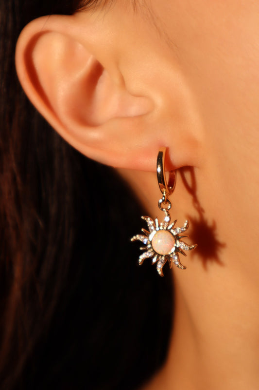 Aretes de sol en opalo blanco