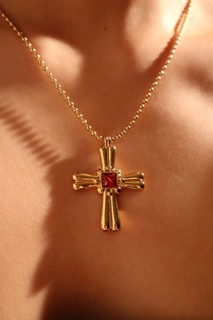Collar con cruz de acero inoxidable y gema roja