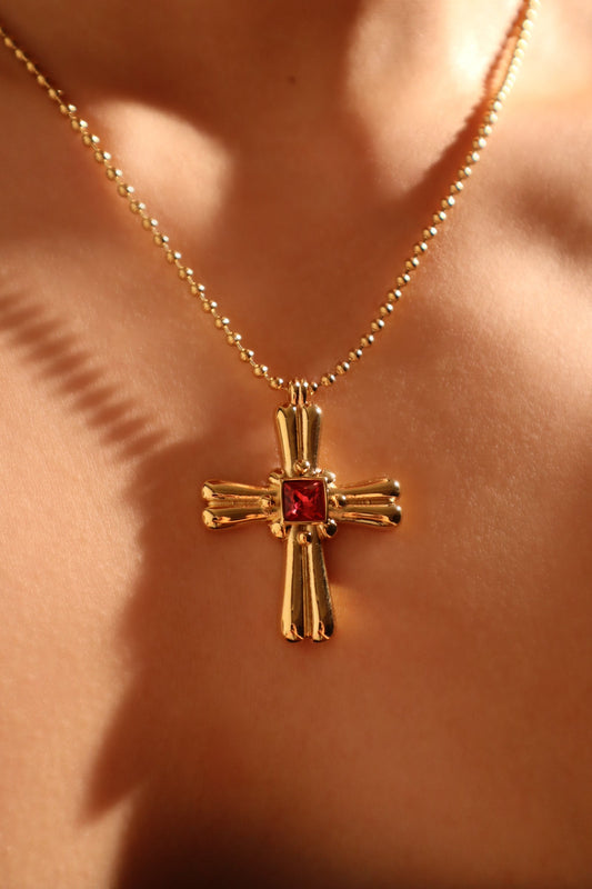 Collar con cruz de acero inoxidable y gema roja