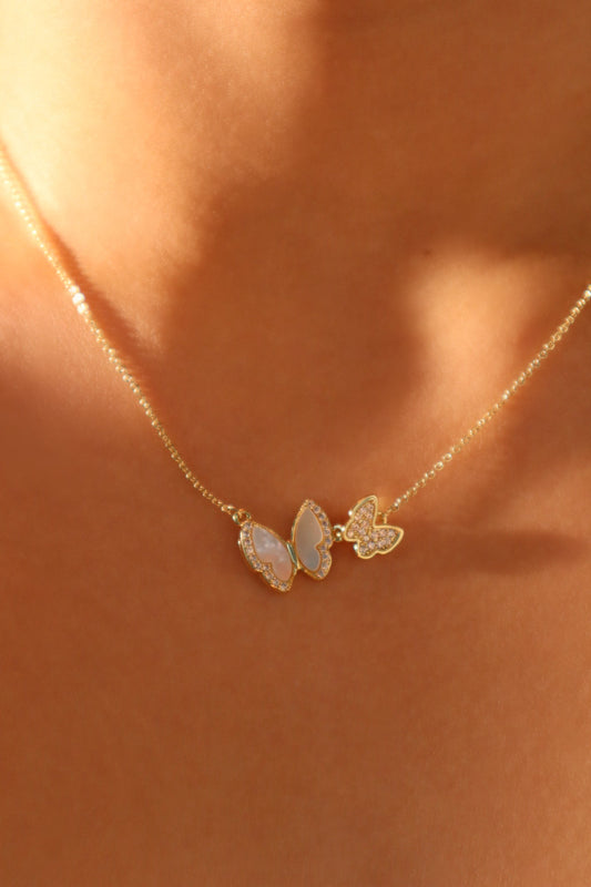 Collar con mariposa de concha doble