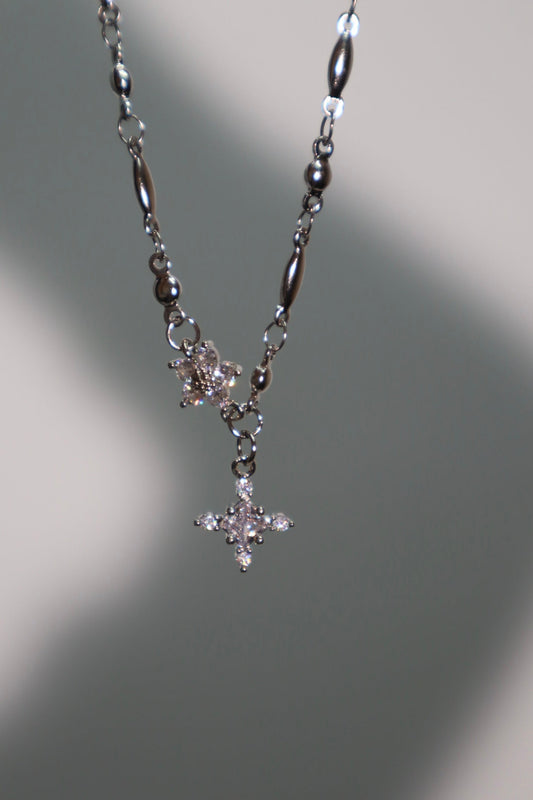 Cadena con cruz de diamantes