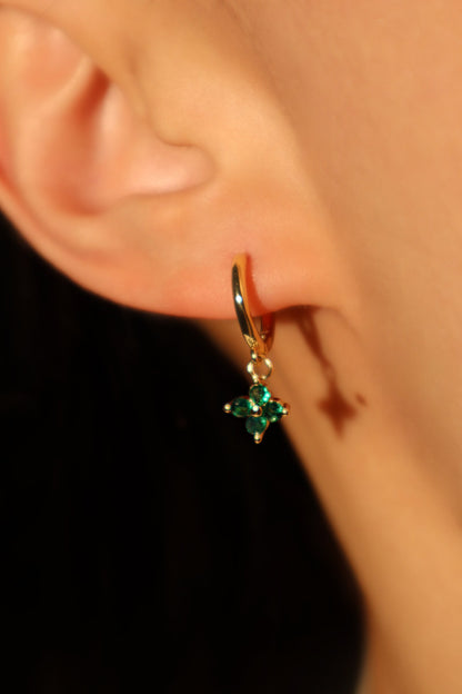 Aretes de aro con hoja de la suerte verde