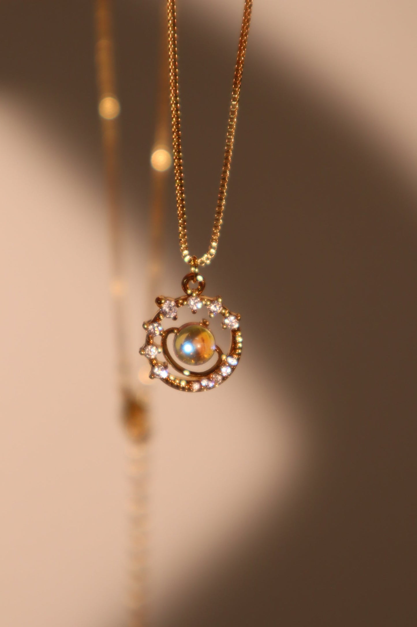 Collar con estrella de Saturno y piedra de luna