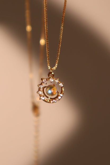 Collar con estrella de Saturno y piedra de luna
