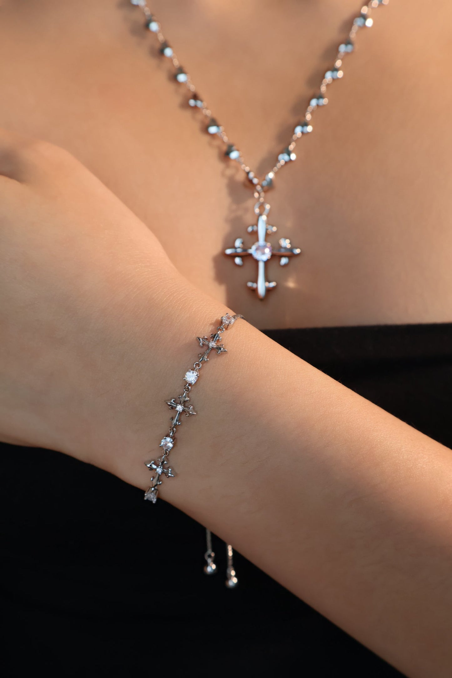 Pulsera con cruz de múltiples zirconias