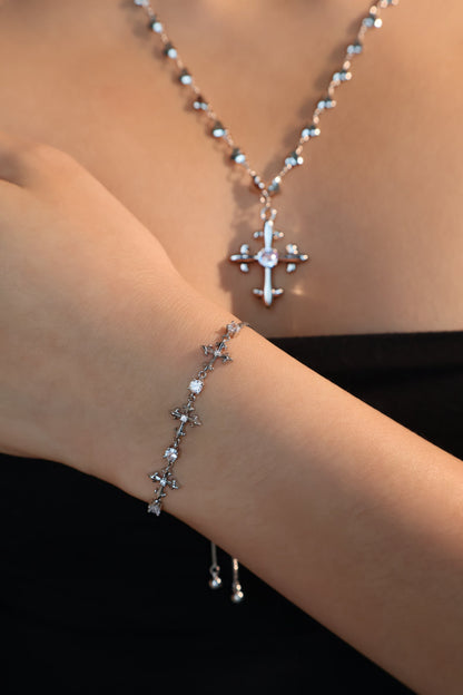 Pulsera con cruz de múltiples zirconias