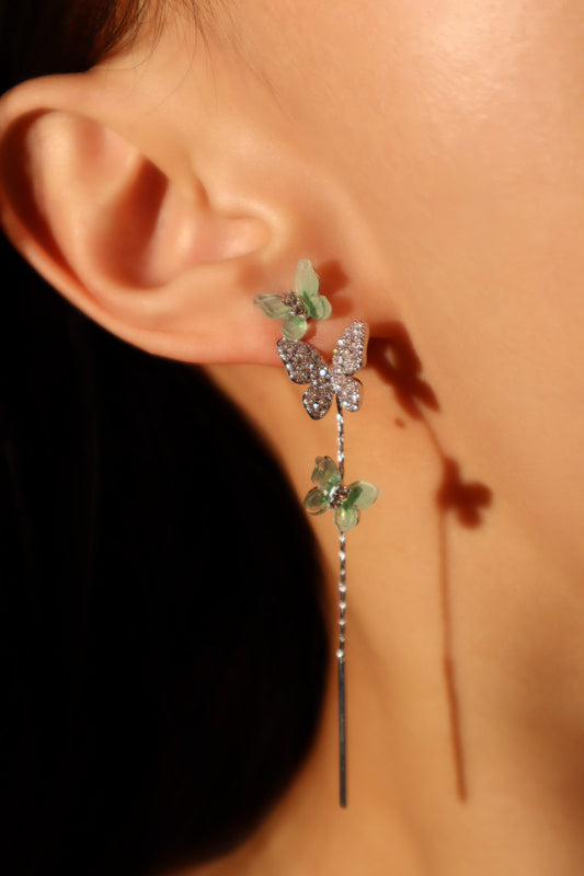 Aretes de mariposa verdes con diamantes