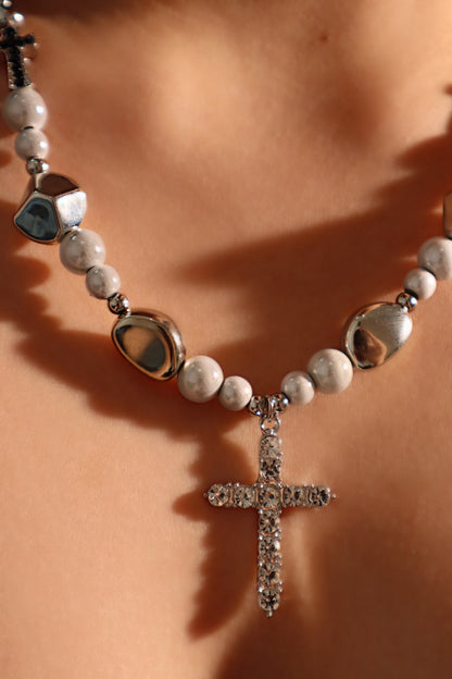 Collar con cruz de perlas brillantes