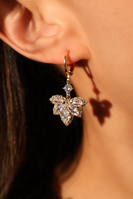 Aretes con hojas de arce de diamantes