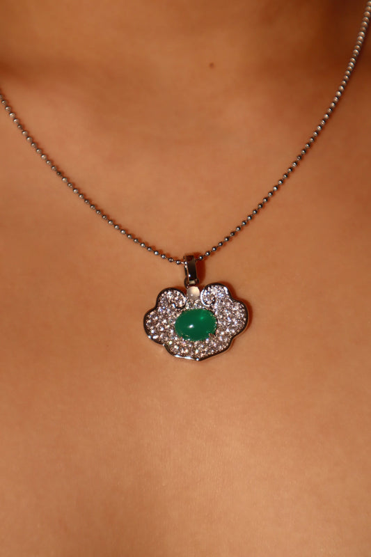 Collar de jade con nube de diamantes