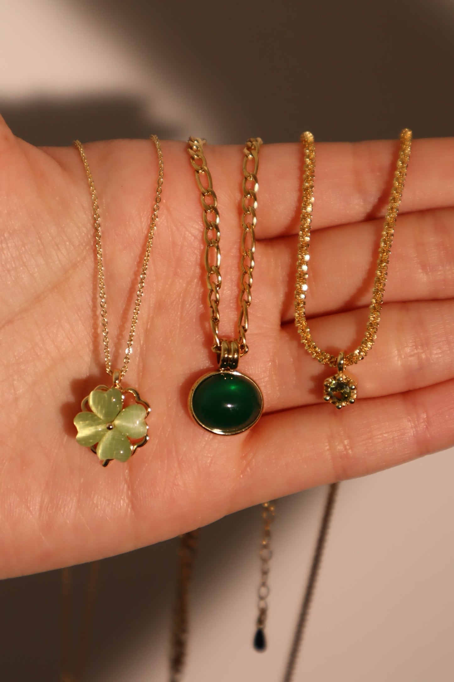 Collar con trébol de jade giratorio
