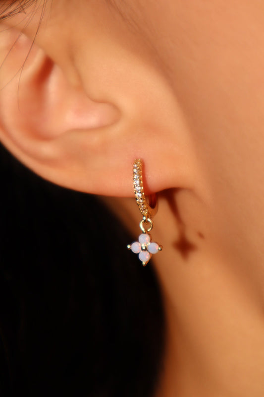 Aretes de aro con hoja de la suerte azul