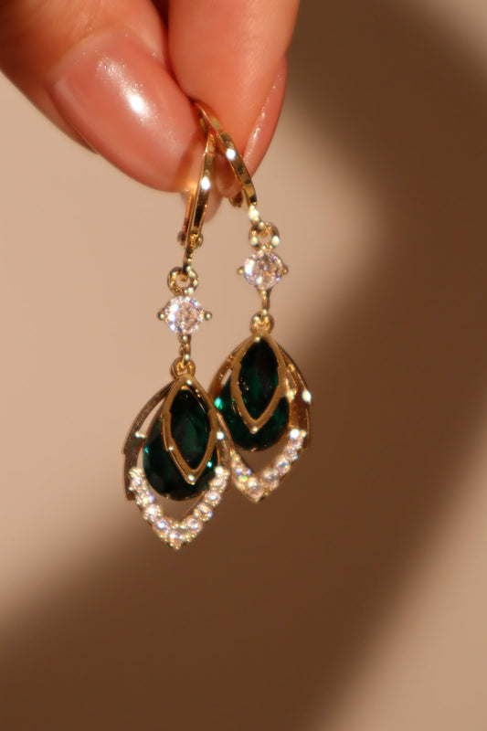 Aretes de gota con gema verde
