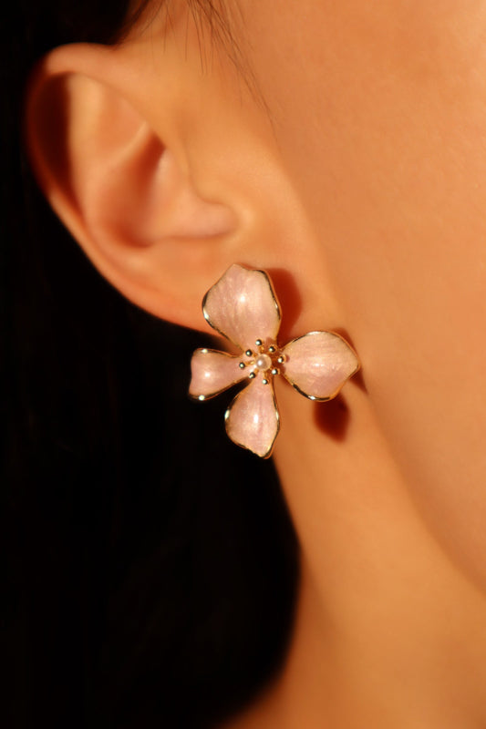 Aretes con forma de flor esmaltada