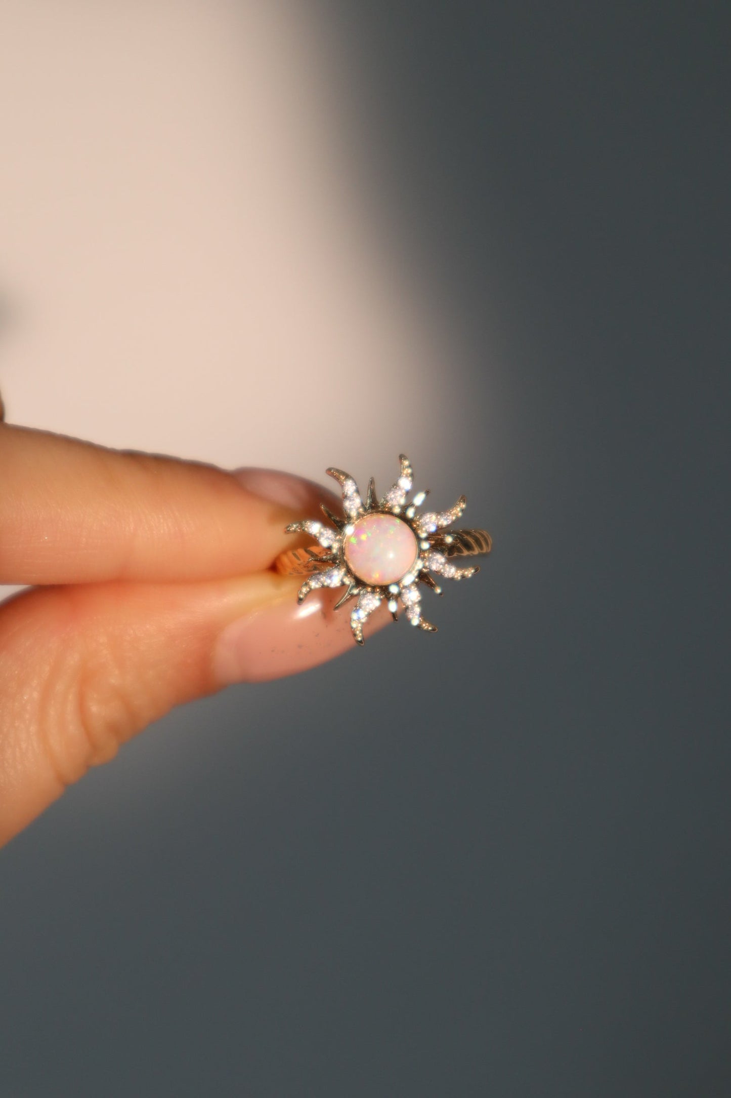 Anillo Sol con Ópalo Blanco