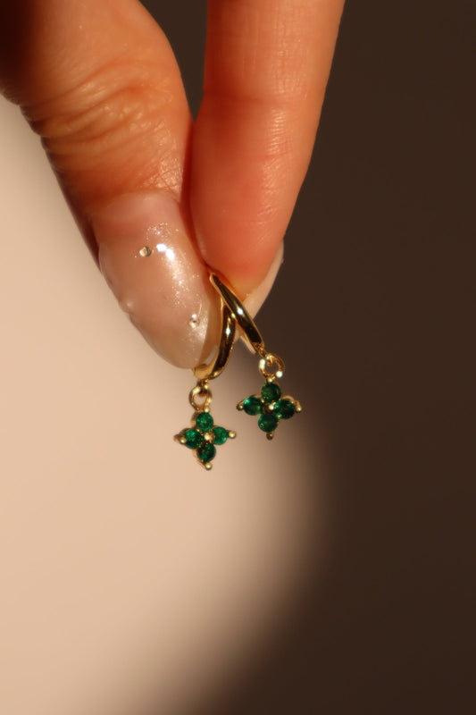 Aretes de aro con hoja de la suerte verde