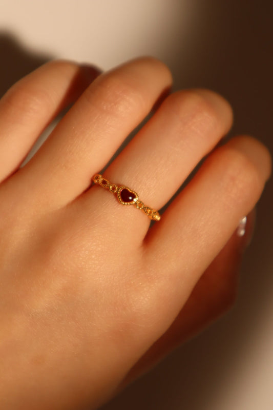 Anillo de forma de corazón esmaltado