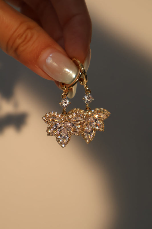 Aretes con hojas de arce de diamantes