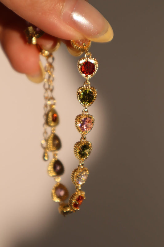 Pulsera con piedras preciosas de colores en forma de corazón