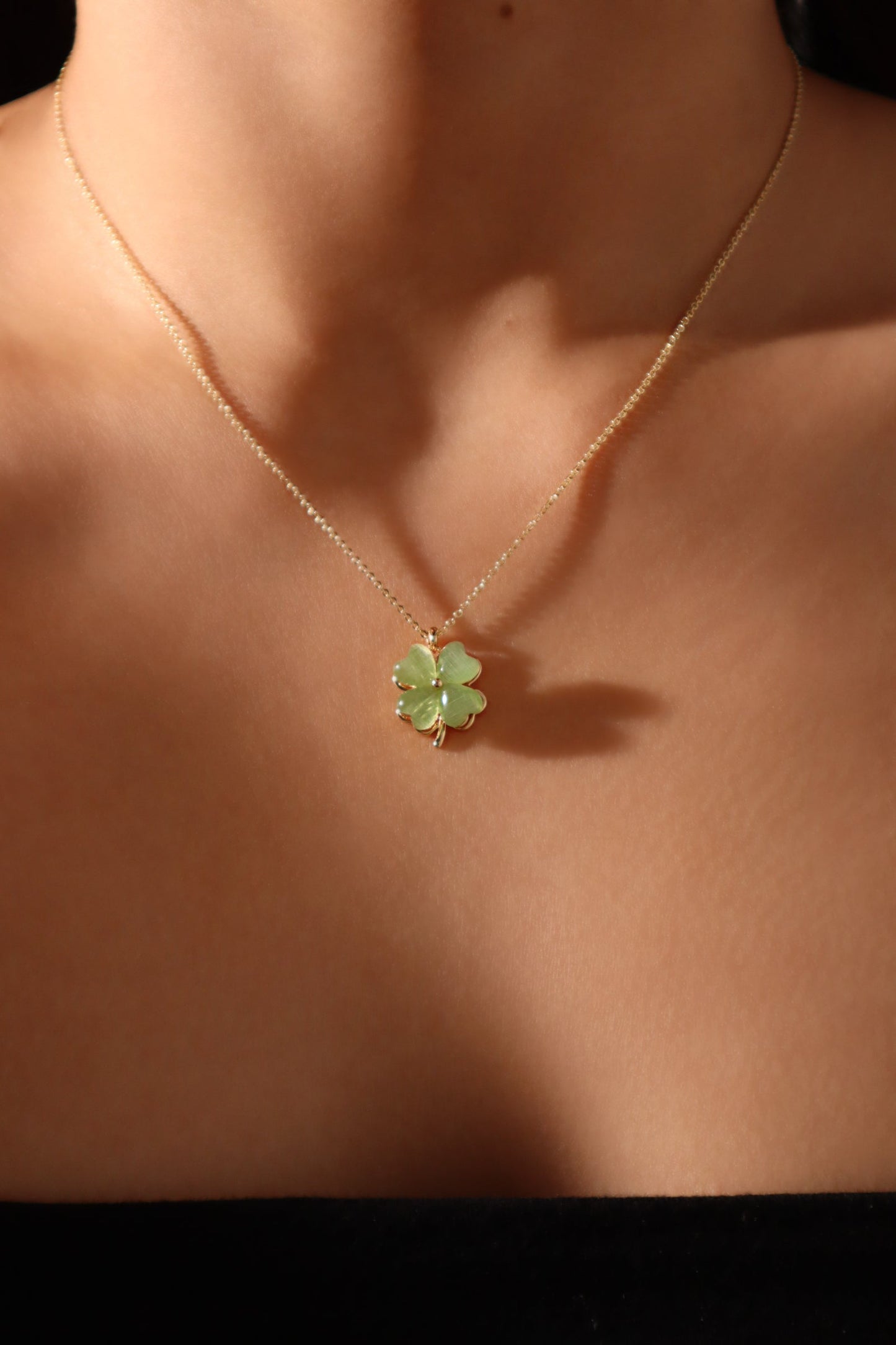 Collar con trébol de jade giratorio
