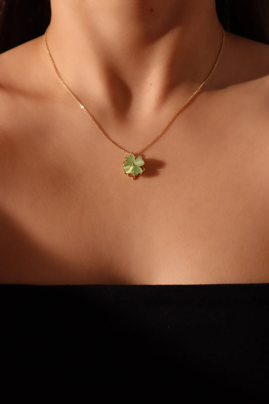 Collar con trébol de jade giratorio