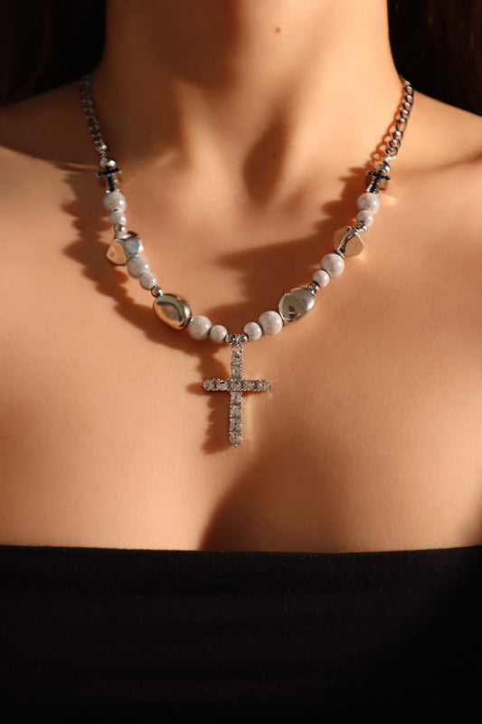 Collar con cruz de perlas brillantes