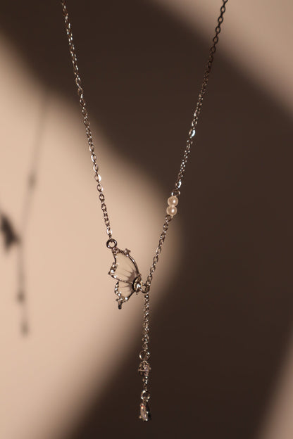 Collar de perlas con mariposa y diamantes
