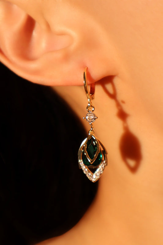 Aretes de gota con gema verde