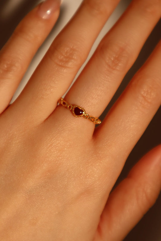 Anillo de forma de corazón esmaltado