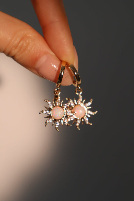 Aretes de sol en opalo blanco
