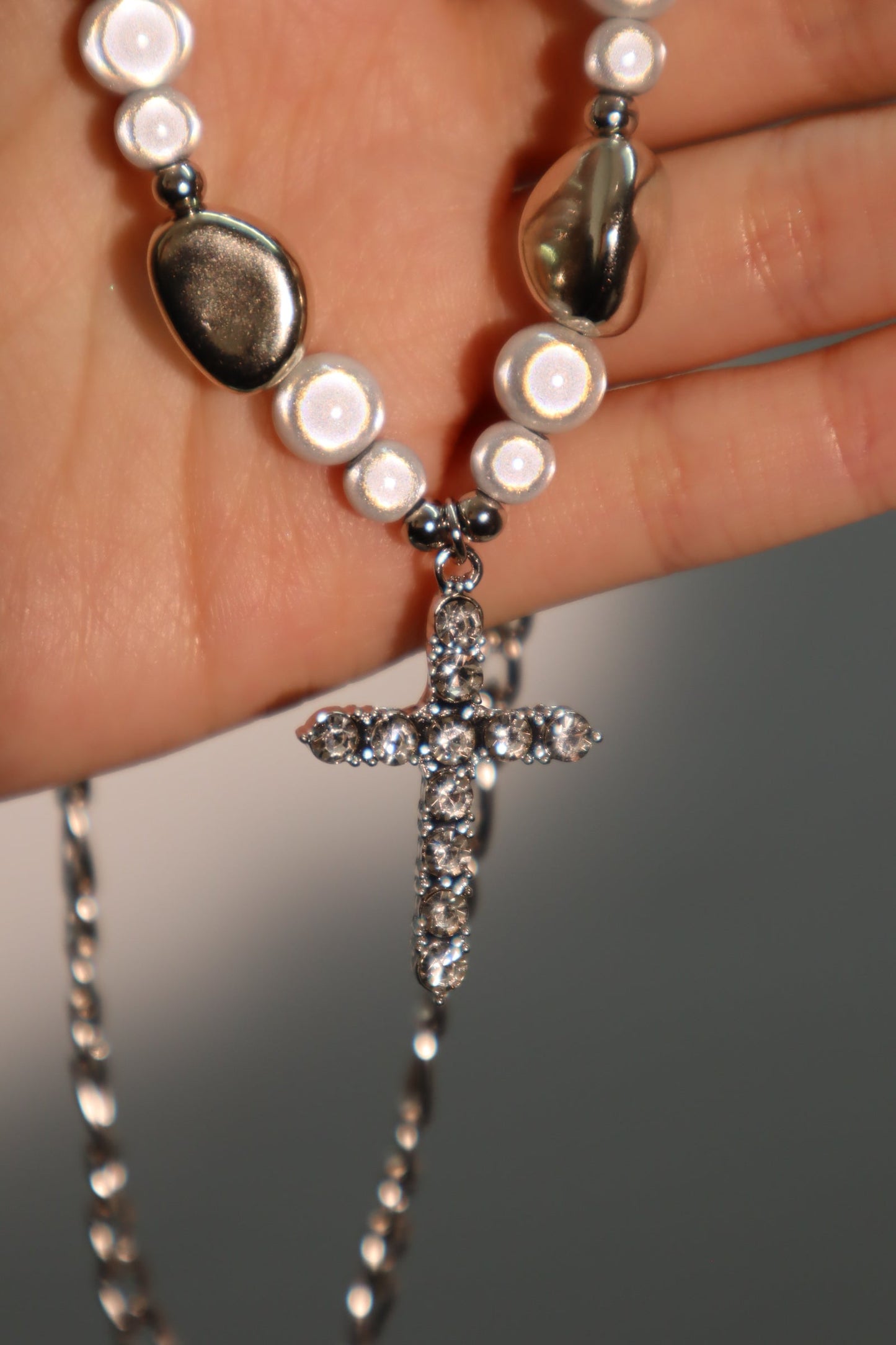 Collar con cruz de perlas brillantes