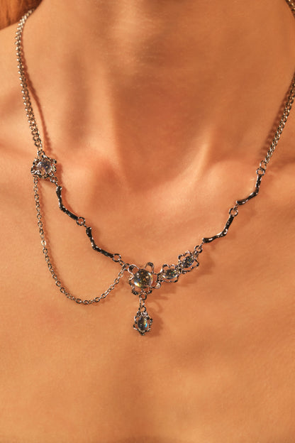 Collar con colgante de piedra de luna