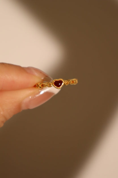 Anillo de forma de corazón esmaltado