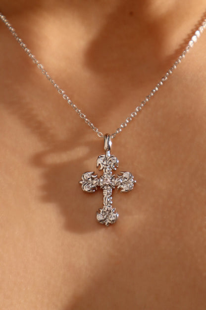 Collar con cruz ardiente de diamantes