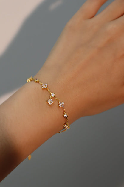 Pulsera de malaquita de varias hojas con símbolo de la suerte en vermeil