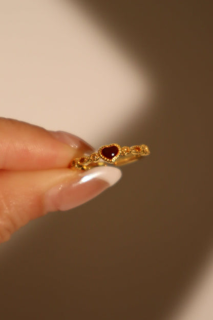 Anillo de forma de corazón esmaltado