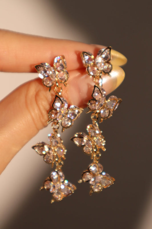 Aretes colgantes con forma de mariposa y diamantes