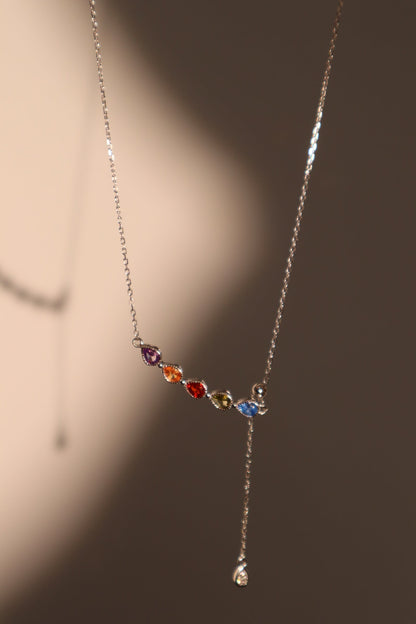 Collar con gota de gema de color