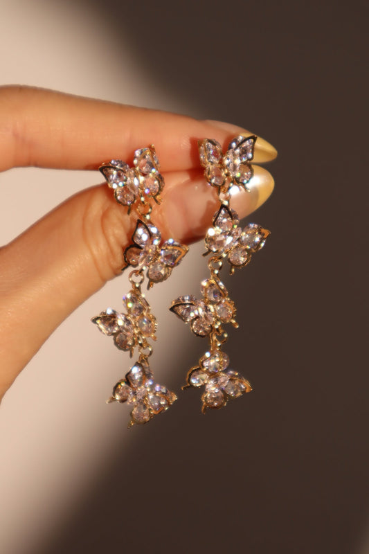 Aretes colgantes con forma de mariposa y diamantes