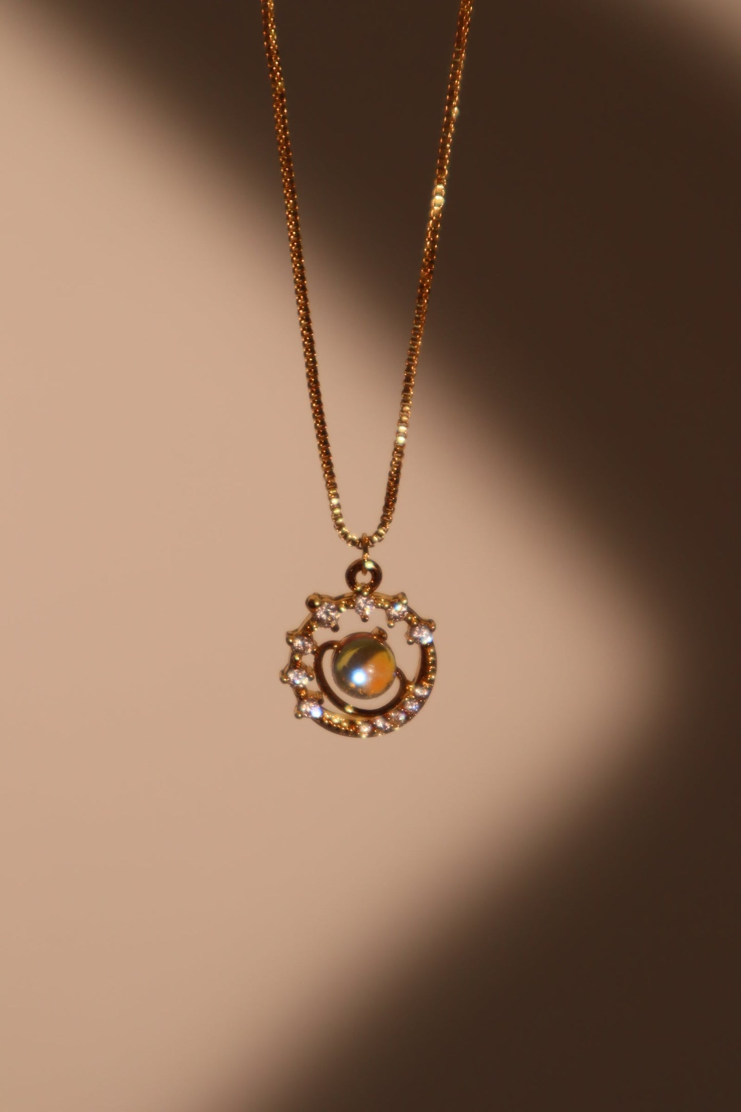 Collar con estrella de Saturno y piedra de luna