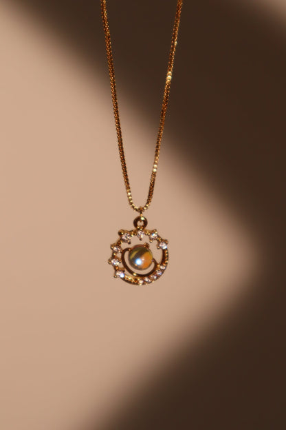 Collar con estrella de Saturno y piedra de luna