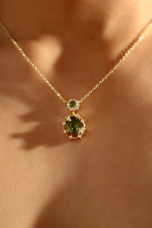 Collar con mariposa de esmeralda