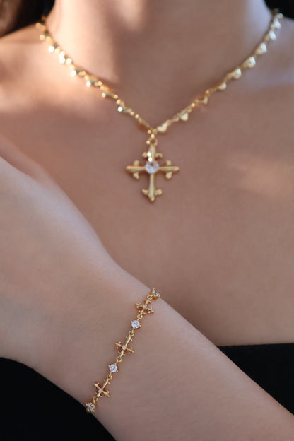 Pulsera con cruz de múltiples diamantes