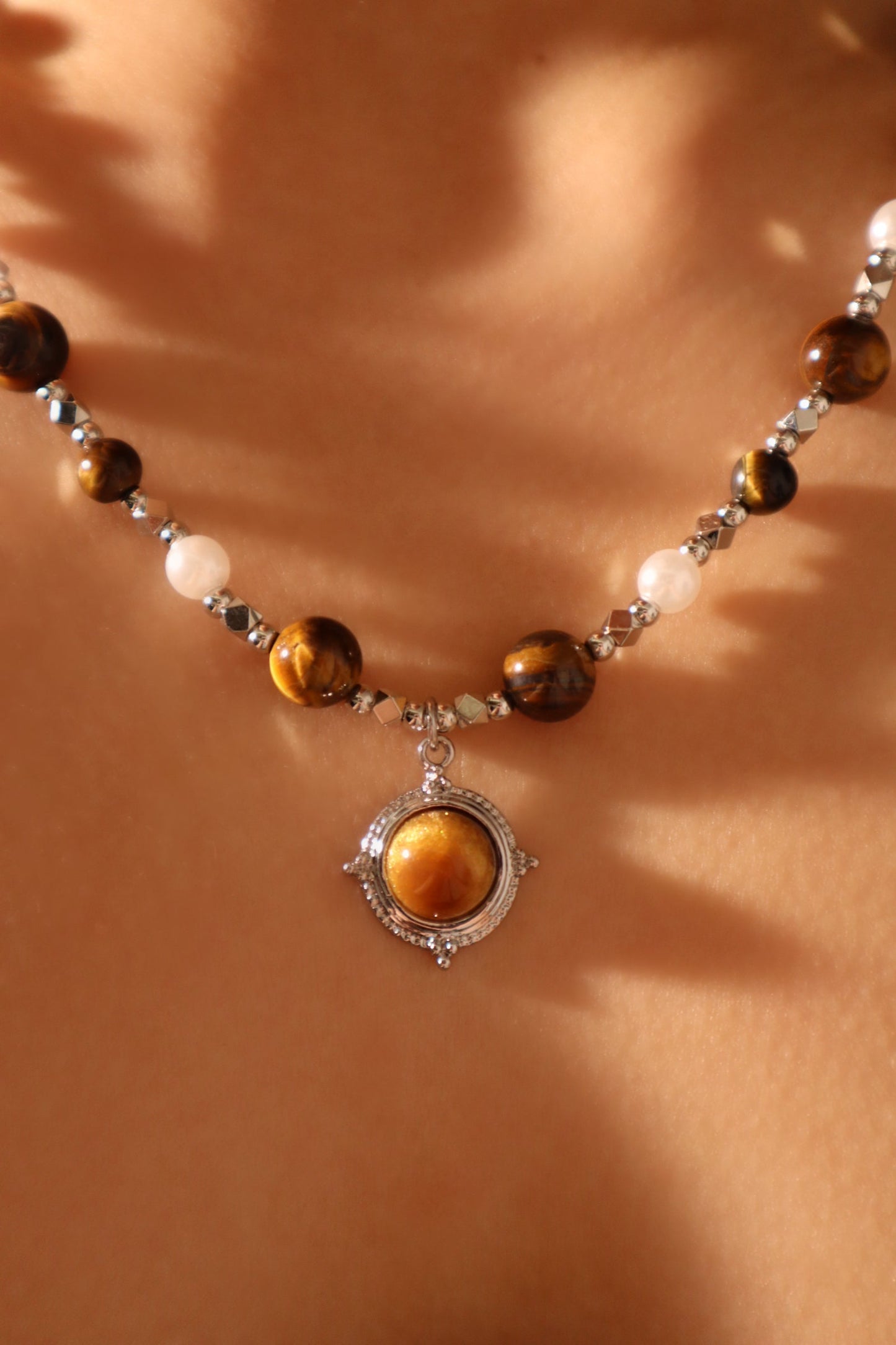 Collar con estrella de perlas marrones de tigerita