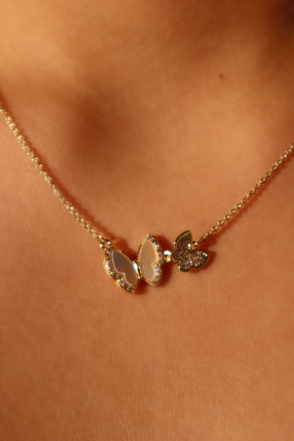 Collar con mariposa de concha doble
