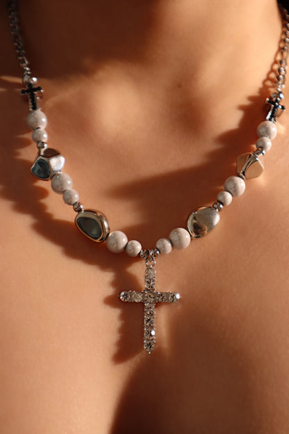 Collar con cruz de perlas brillantes