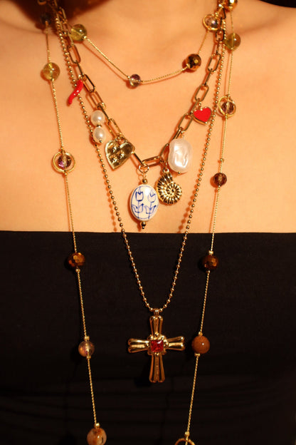 Collar con cruz de acero inoxidable y gema roja